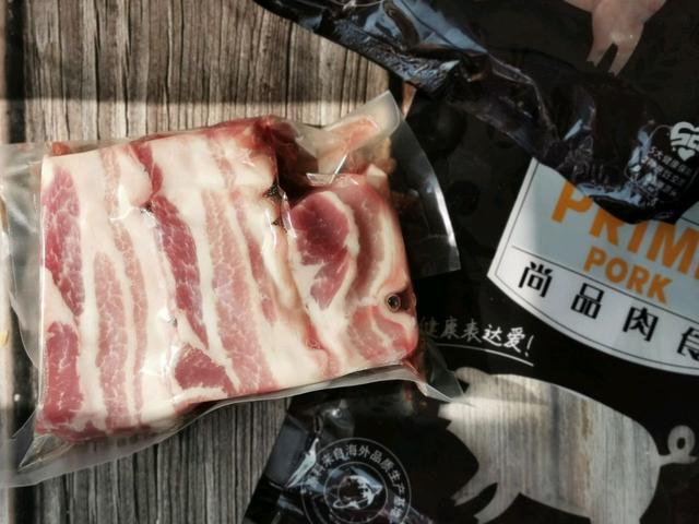 五花肉烤着吃味道更香，肥而不腻，咬一口满嘴的肉香，太过瘾了