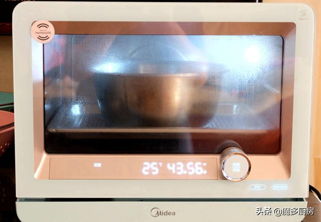 太香了，刚出炉的一盘大馒头，外焦里嫩，孩子们说比蒸的更好吃