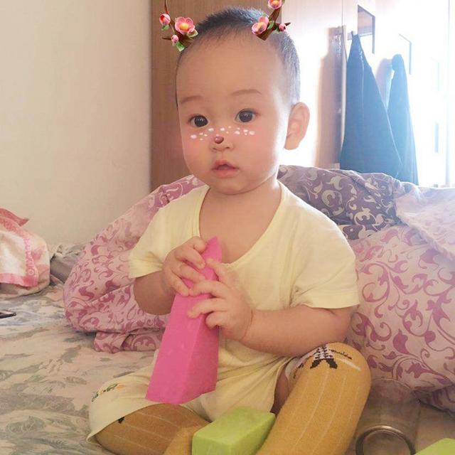 『天使宝贝』妈妈单独带孩子睡觉是什么样,看见监控实拍,隔着屏幕都感觉累