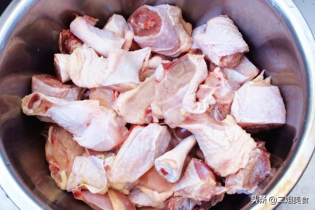 给家人炖鸡肉，别直接切块就下锅了，这3个部位毒素多，要去干净