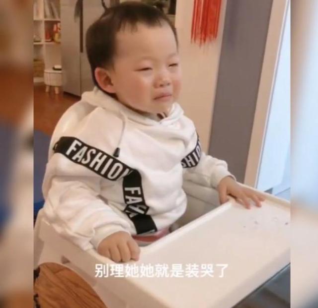[超级宝妈]姐姐为争宠当面拆穿妹妹，网友：小样，你玩的都是老姐当年玩剩的