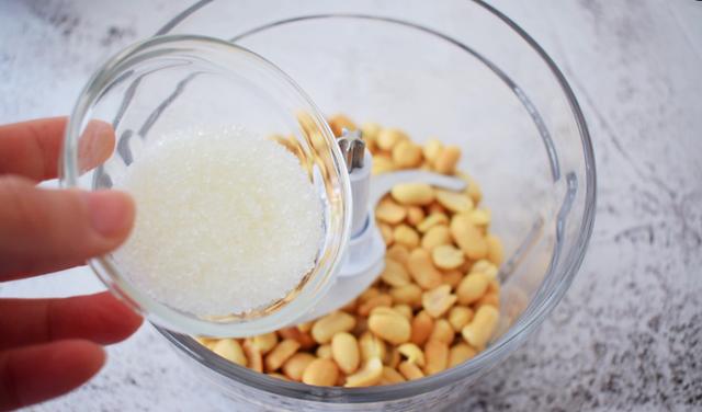 自己做的花生酱吃起来才放心，没有添加剂，用途多多，好吃健康