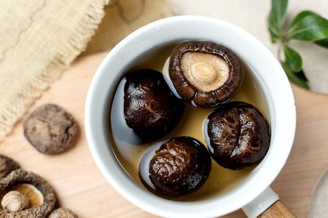 炖排骨时，最忌直接焯水，记得多做一步，排骨没腥味，软烂又好吃