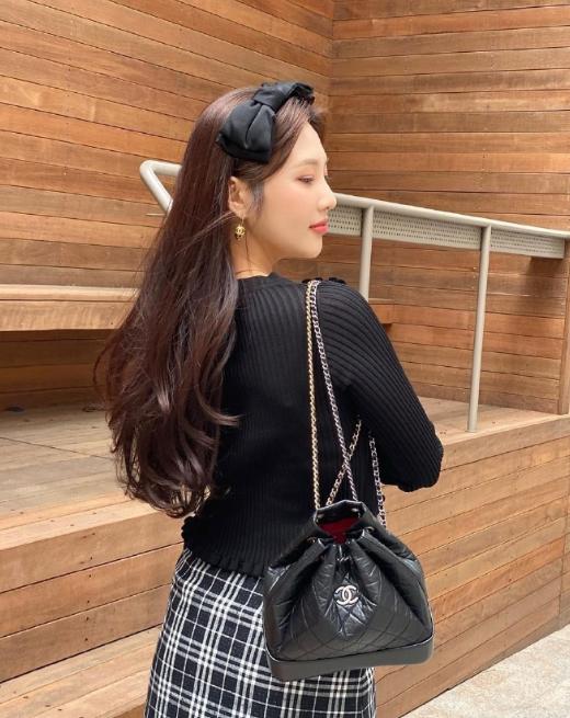 带货女王朴秀荣太会穿了!BM风穿搭加香奈儿包包,精致又少女