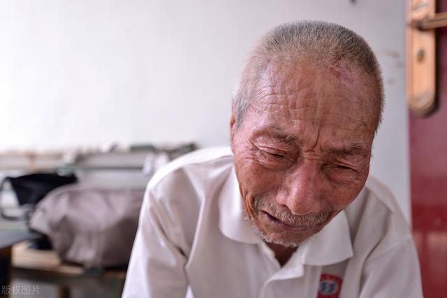 张大爷今年70岁,她是一个严重重男轻女的父亲,他有一对儿女,他的儿子