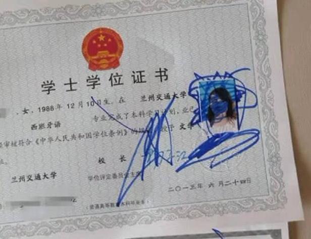 『超级宝妈』熊孩子涂鸦毁了宝妈毕业证, 宝爸＂惭愧＂告状, 网友: 混合双打吧