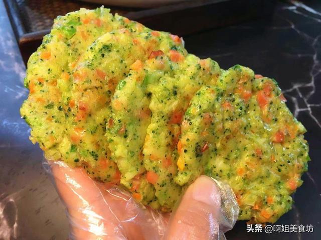 西兰花里加两个鸡蛋，简单一做，营养美味，5分钟搞定早餐