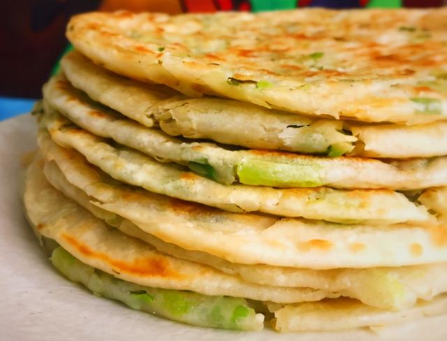 葱花烙饼怎样做才好吃？有人开水烫面有人用发面，教你正确做法