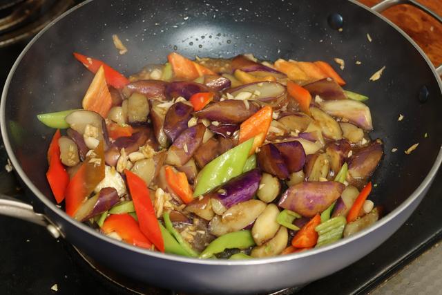 烧茄子时，不要先放油炒，大厨教你一招，茄子不发黑不吸油