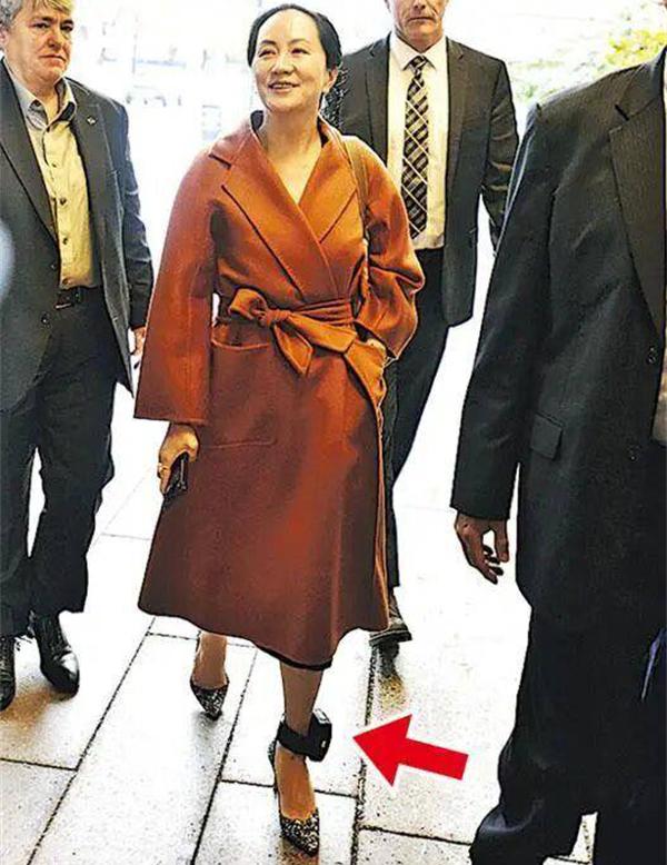 第五大道孟晚舟微笑走进法院，戴脚镣依旧淡定，穿搭风格同样充满活力