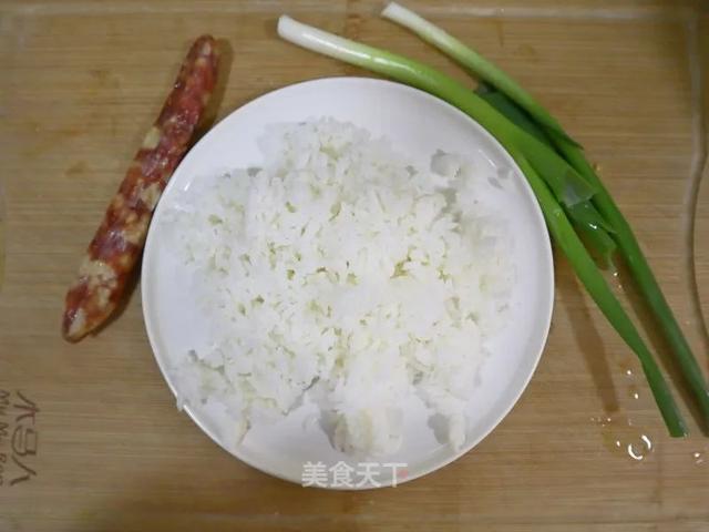 这样做出来的炒饭，简直不要太好吃！色香味俱全，好吃到舔盘