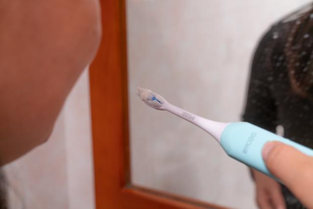 洁白的牙齿需要电动牙刷助力