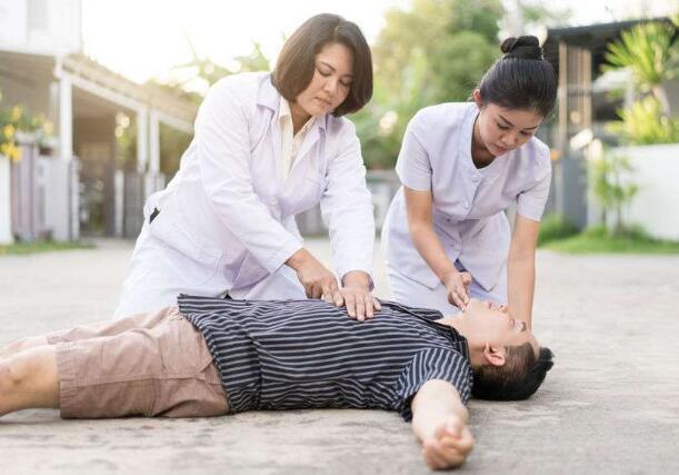 球王马拉多纳心脏骤停去世！医生：记住这4个症状，或许还有得救