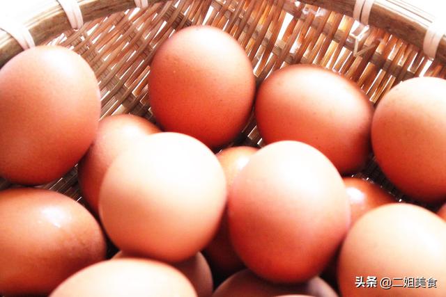 选鸡蛋，先别看大小，大厨：认清这2点就够了，鲜鸡蛋一挑一个准