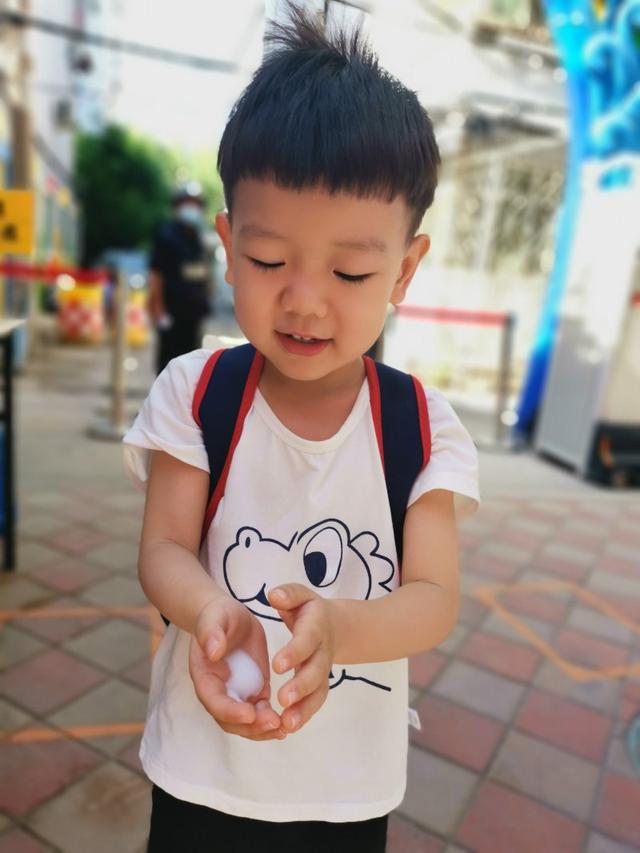 超级宝妈|洗手消毒、体温检测，天桥区实验幼儿园萌娃复学入园有秩序