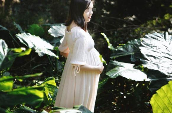 【画说育儿】孕妈朋友圈秀“孕妇照”，穿得太少引议论，婆婆：不知检点