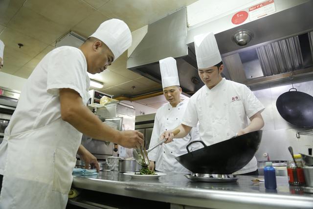 黄任康|从切配小工到非遗大师，海派粤菜在这家九十五载老字号里大放异彩