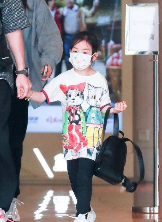 戚薇女儿时尚感爆棚，才5岁挑染红发抢镜，长大后又是个“戚薇”|资讯早知道