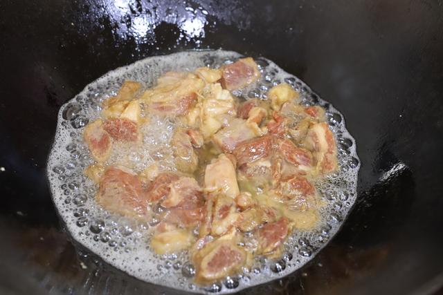 炒孜然羊肉时，羊肉切片还是切块？方法对了，炒出来比吃烤串还香