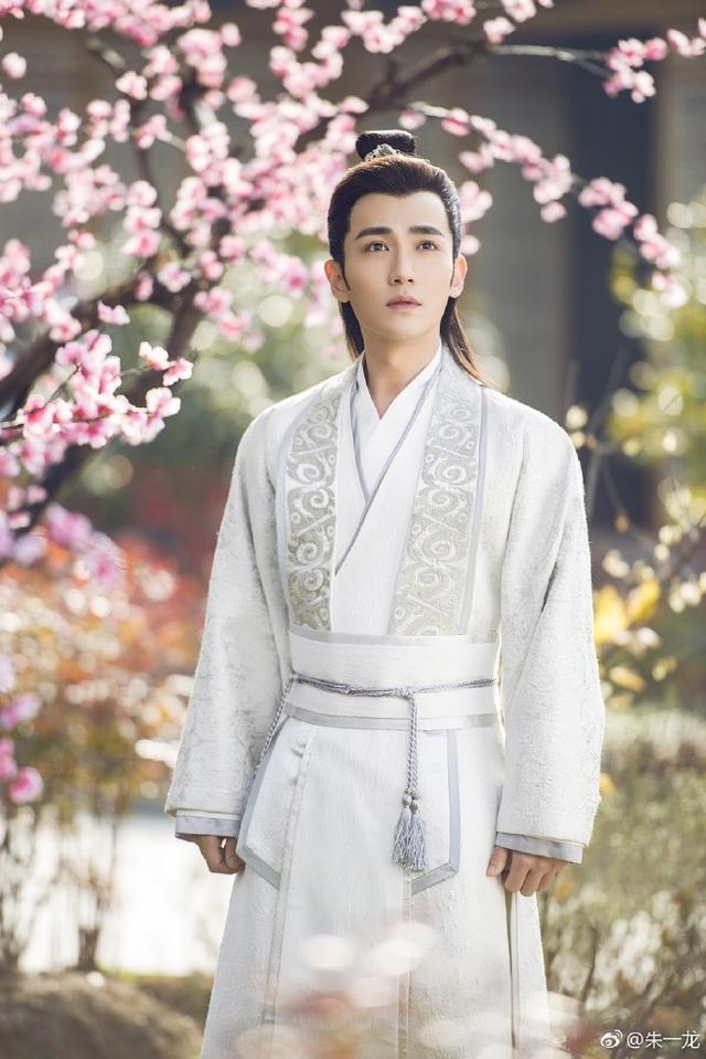 fun娱乐|朱一龙吃着小笼包为小笼包庆生，可惜胃来可期的包有点瘦