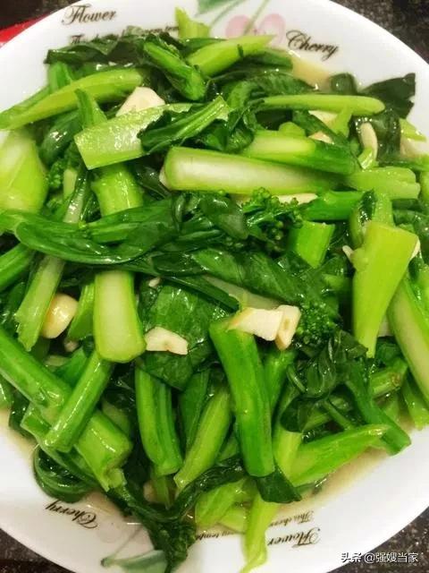 炒菜心时，牢记“1干1浇”的窍门，菜心鲜绿无比，爽脆还不发黄