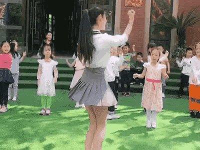 「你的育儿经」女老师穿得太“清凉”,引起家长们不满,老师回应:孩子喜欢就好