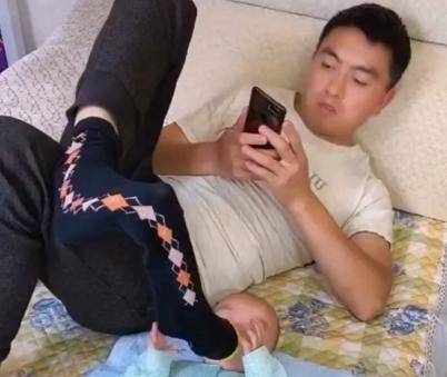 超级宝妈▲“慌张爸爸”意外走红，睡半道起来检查孩子，网友：娃还活着呢