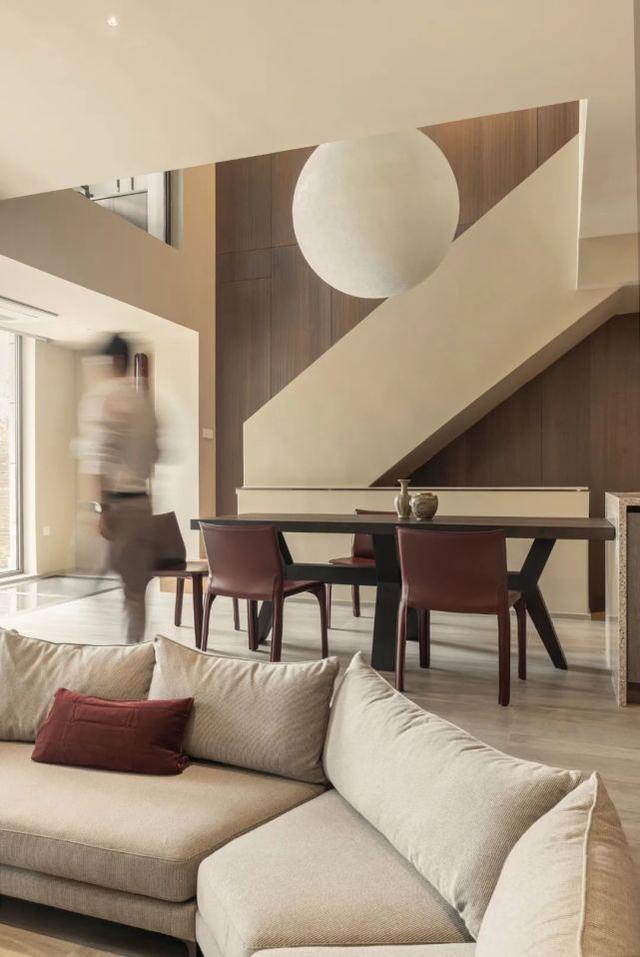 下沉式客厅+小花园，这个300㎡复式的家太治愈了吧