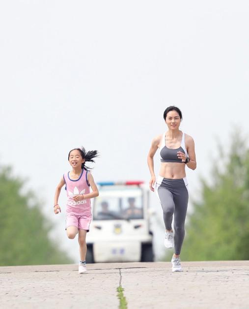 亲亲一家人|乘风破浪的跑圈姐姐!看她如何把运动融入宝妈生活
