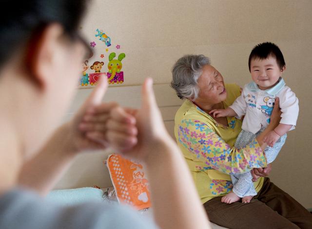 实拍“中国姥姥”的一天：带孩子做饭从早忙到晚，实际比上班都累