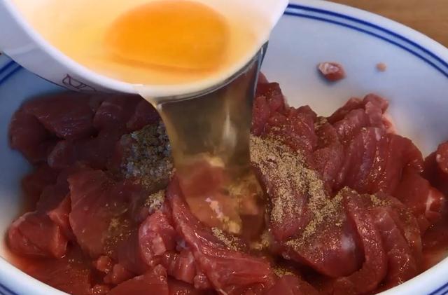 炒牛肉又嫩又好吃，别直接放盐和料酒腌制，教你正确方法和技巧