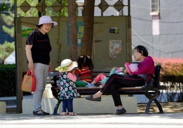 你的育儿经:同一个小区遛娃,50岁奶奶和50岁妈妈碰面,差距全写在脸上,心酸