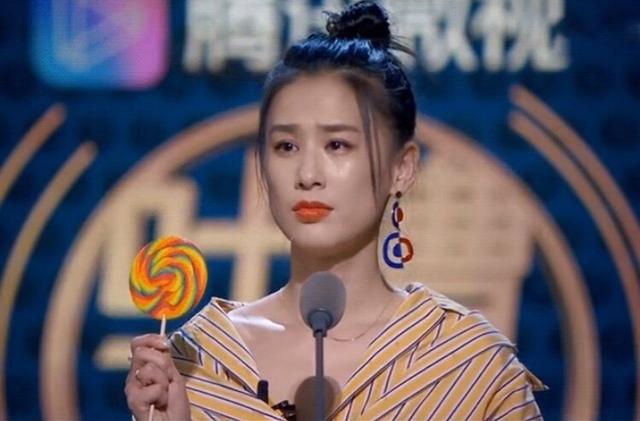 花开忆红颜|《乘风破浪的姐姐》,播了三期黄圣依被骂了三期,她得罪了谁