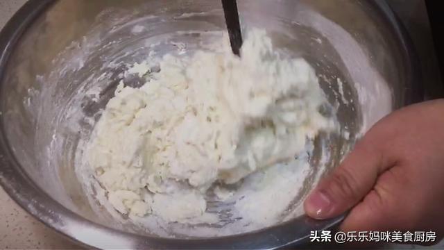 懒人凉皮想要好吃，可不是直接调面糊那么简单，教你正确做法，香