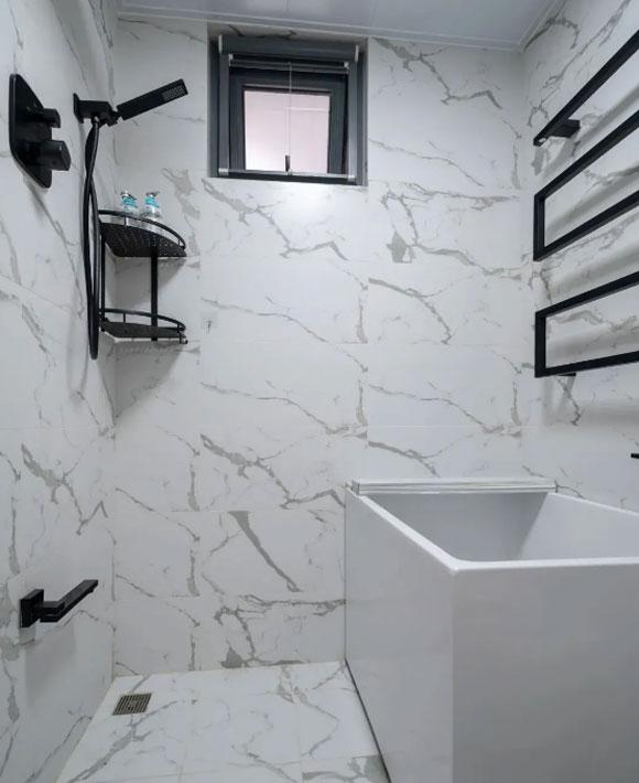 46㎡做两房，客厅装满大书柜，儿童房架在半空，全屋超实用