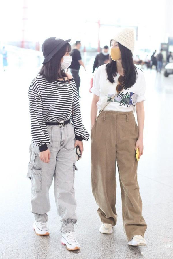 普拉达女王张俪柳岩罕见同框，同是休闲简约穿搭，身材高挑的张俪赢得太轻松