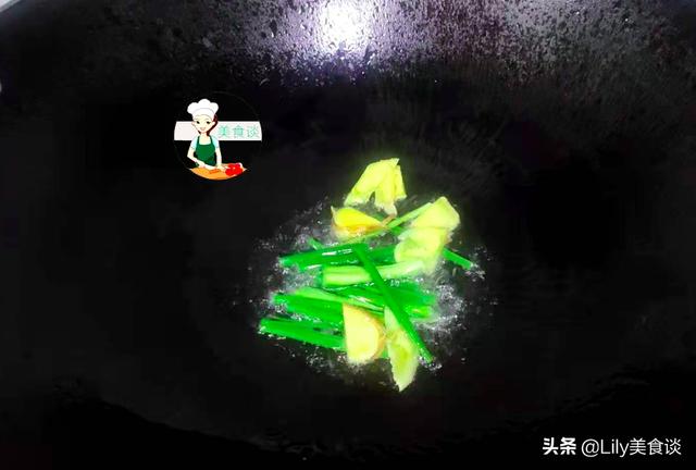 鱼头芋头煲此做法，鲜美滋补，营养高热量足，冷天吃它暖胃又暖身