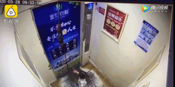 你的育儿经|危险！2岁女孩因它被悬空挂在电梯门上！快收下这份乘梯安全指南@所有家长