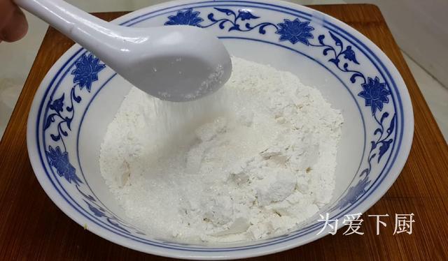 在家面粉别炸油条了，开水一烫，比蛋糕烧饼还香，真的非常美味