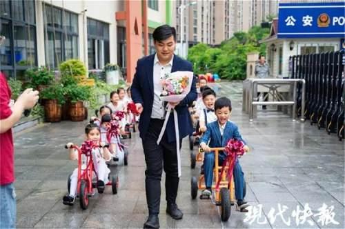 初夏薄凉|实力“团宠”！幼儿园里办婚礼，41个萌娃把老师“嫁”了