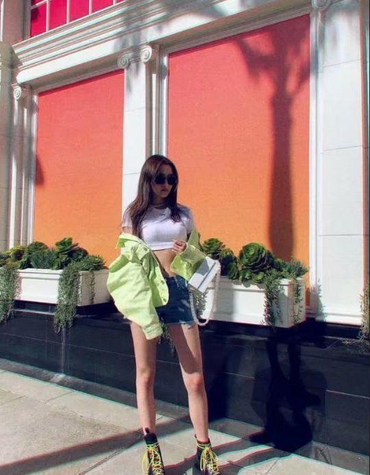 故事没我|鞠婧祎和关晓彤，相差13cm，同穿牛油果绿造型，输了身高不输气质