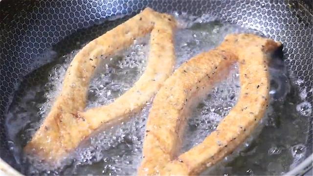 早餐别吃包子了，面粉里加入一把黑芝麻，比包子好吃，营养又美味