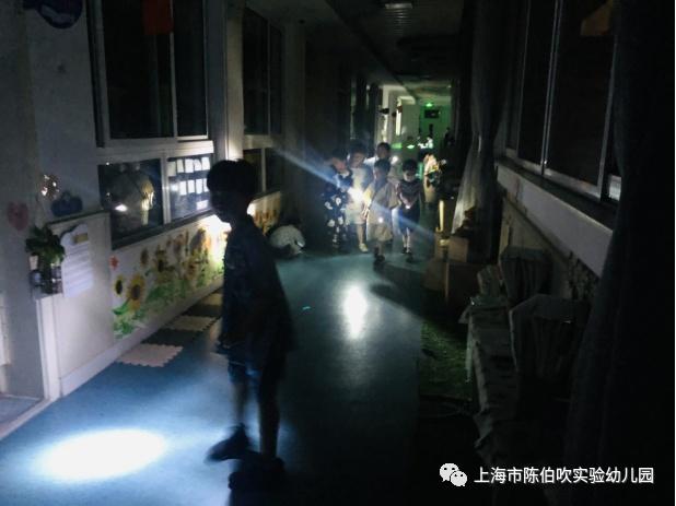 夜晚、睡衣、幼儿园、寻宝……快走进宝山这个幼儿园的“精彩奇妙夜”