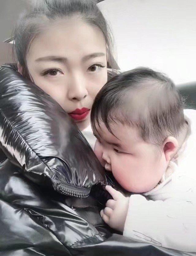 「你的育儿经」宝妈吐槽自家宝宝的脸型全网少见晒照片后，网友：脸是单独喂的吧