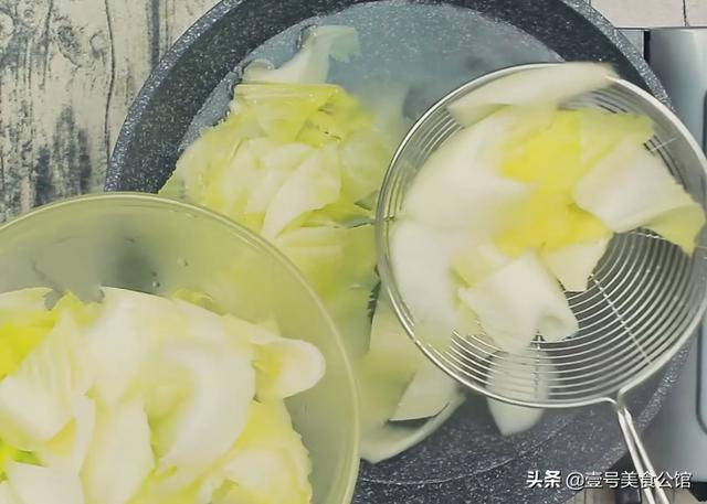 在家教你做好吃的响油白菜，鲜辣爽口，营养美味，家人爱吃的菜肴