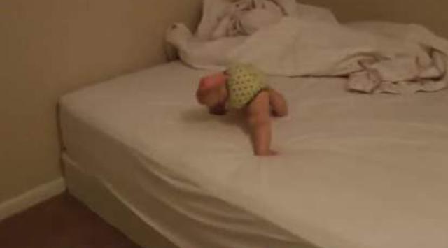 1岁宝宝摔下床，妈妈的做法让婆婆直呼冷血，医生却说：做的对