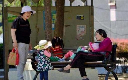 【你的育儿经】49岁妈妈溜娃偶遇49岁奶奶，二人差距明显，网友：高龄二胎伤不起