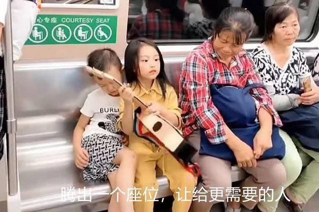 「你的育儿经」姐弟俩乘地铁火了，下意识的举动获网友点赞：你有教养的样子真美