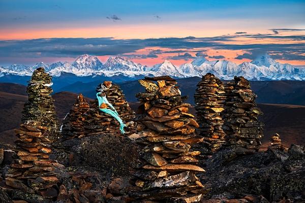 #旅行百事通#夕阳映照下的贡嘎山,让人在净化之中升华灵魂