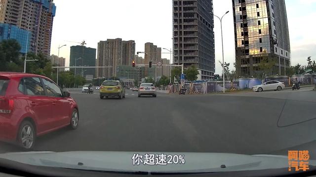 城区道路限速50，为何这么多人还敢超速？难道他们不怕违章吗